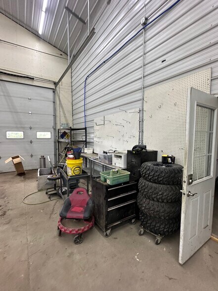 More Photos Of 601 E 10th St, Alton Warehouse For Sale