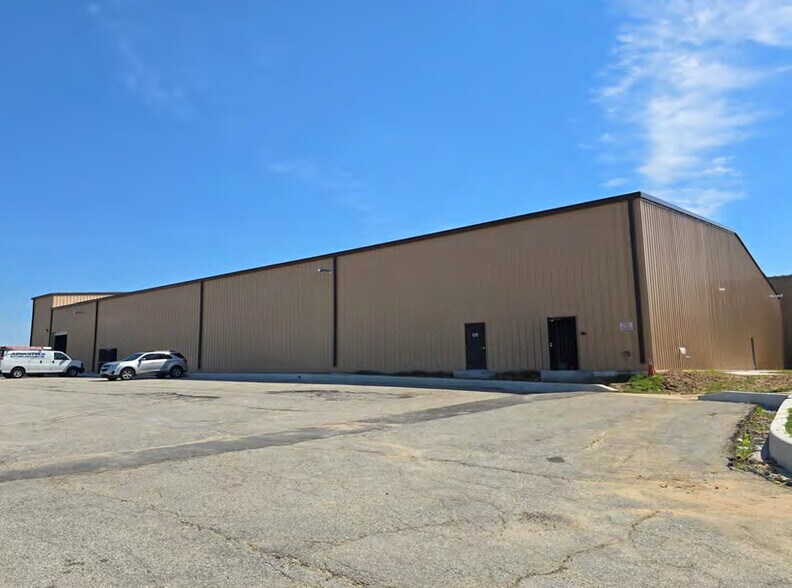 More Photos Of 701-703 Industrial Dr, Middletown Manufacturing For Lease