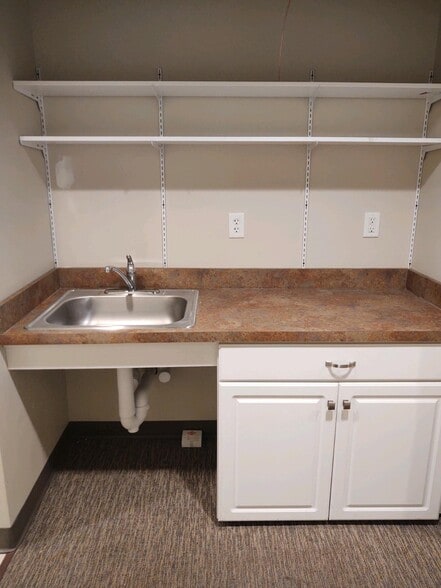 More Photos Of 195 Willow St, Reinholds Medical For Lease