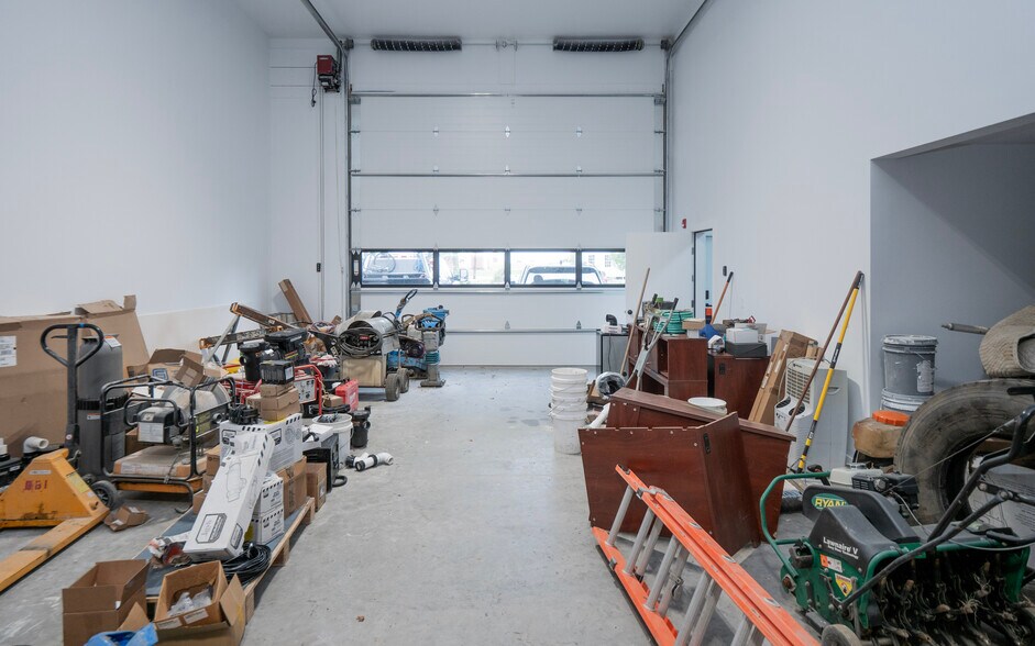 More Photos Of 2951 E Main Rd, Portsmouth Warehouse For Lease