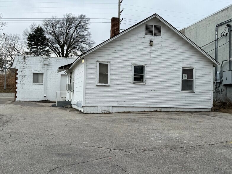 More Photos Of 3911 N Oak Tfwy, Kansas City Office For Sale