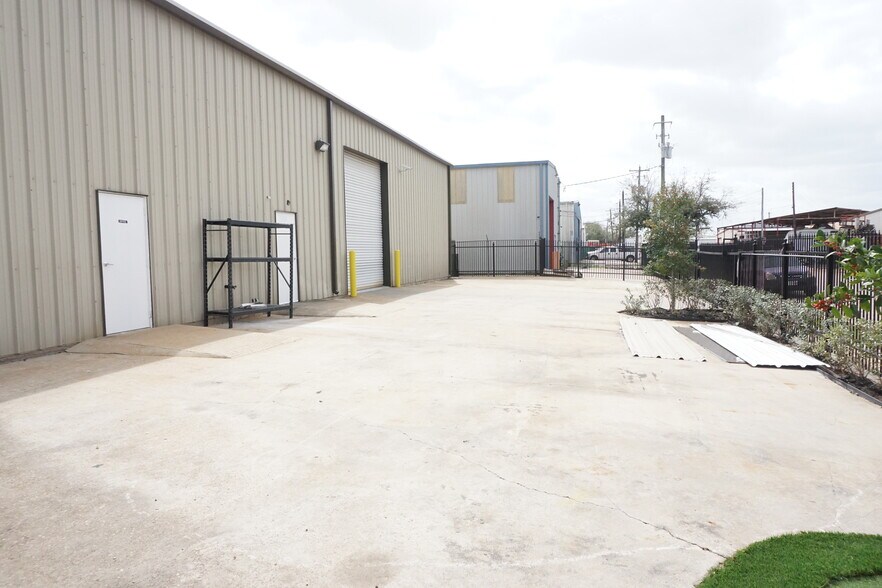 More Photos Of 5603 Northdale St, Houston Warehouse For Lease
