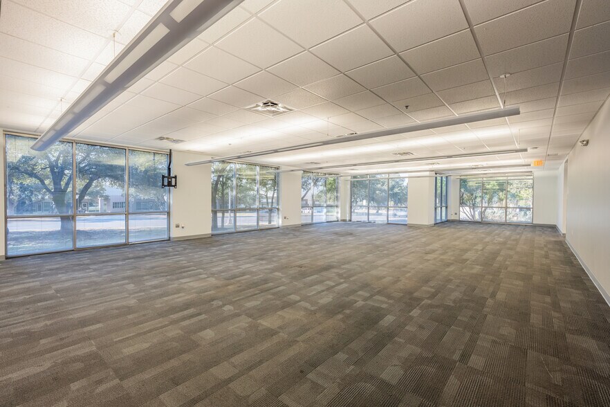 More Photos Of 5555 Northwest Pky, San Antonio Office For Lease