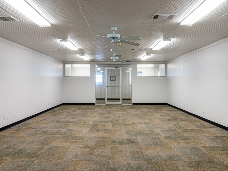 More Photos Of 108 McNutt Rd, Hutto Warehouse For Lease