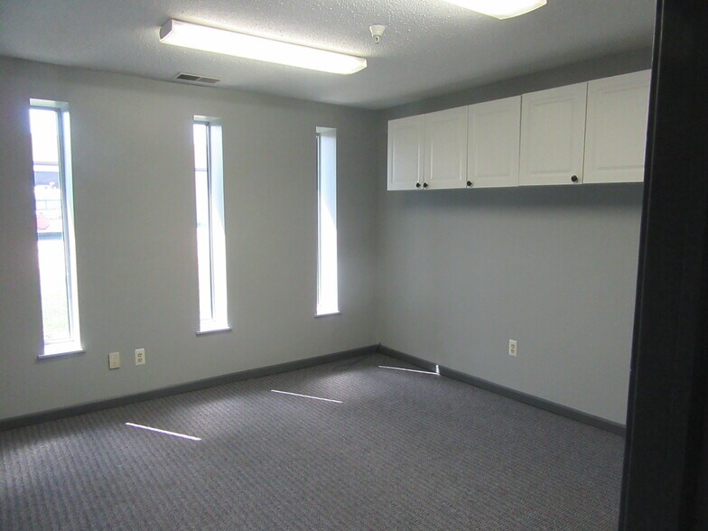 More Photos Of 3211 Atlantic Dr, Port Huron Distribution For Lease