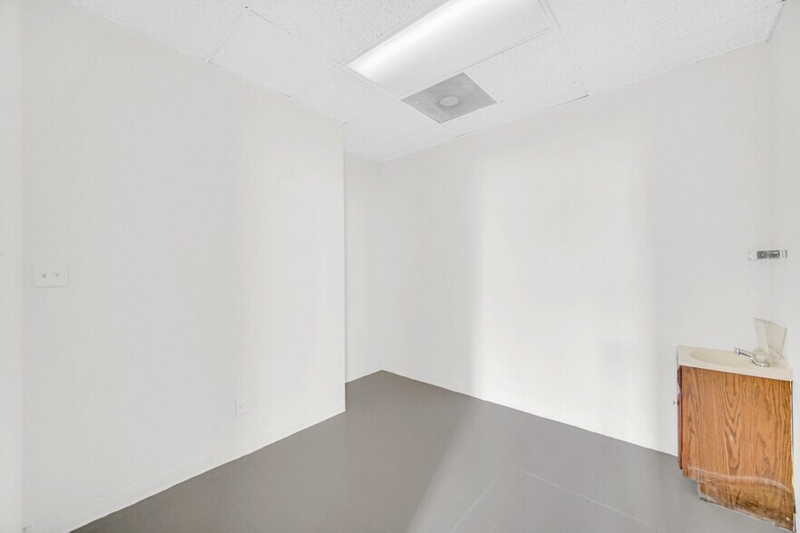 More Photos Of 2201 W Roosevelt Rd, Broadview Office For Sale