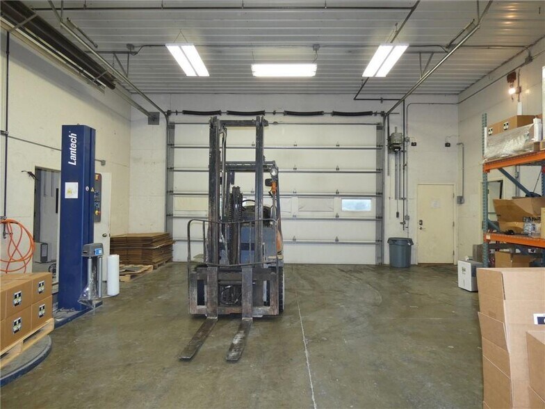 More Photos Of 2284 Graceland dr, Pella Flex For Sale