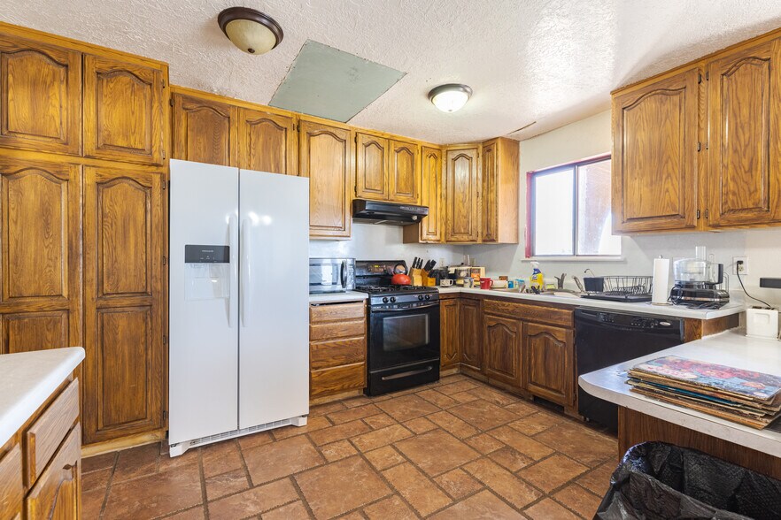 More Photos Of 481 W 100 N, Hurricane Specialty For Sale