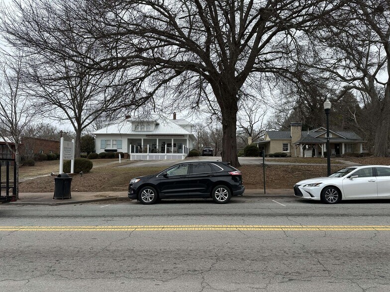 More Photos Of 1317 Washington St, Clarkesville Storefront For Sale