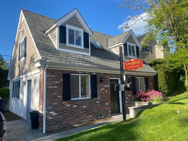 Primary Photo Of 78 E Putnam Ave, Cos Cob General Retail For Lease