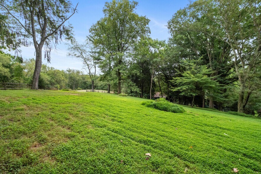 More Photos Of 176 Kingsview Dr, Weirton Showroom For Sale