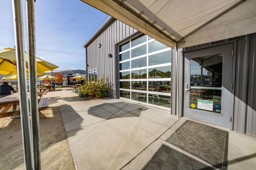 More Photos Of 1863 NW Washington Blvd, Grants Pass General Retail For Sale