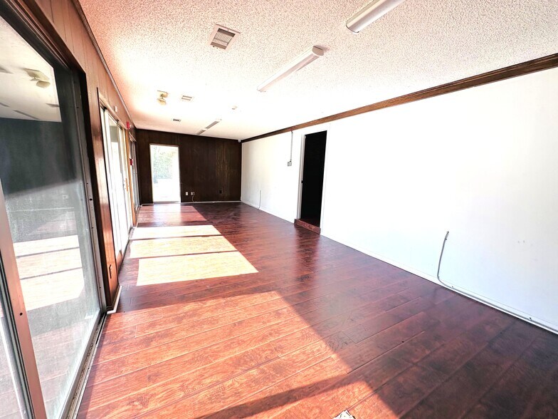 More Photos Of 722 E Wheatland Rd, Duncanville Office For Sale