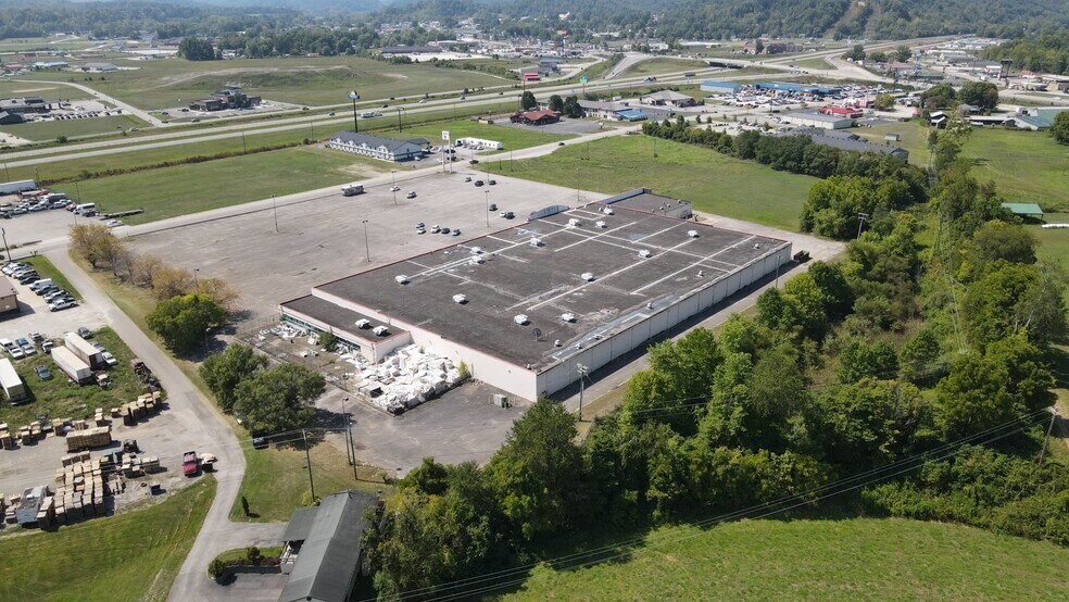 More Photos Of 600 CW Stevens Blvd, Grayson Department Store For Sale