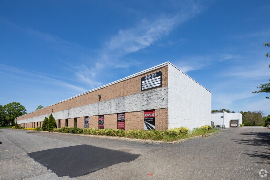 More Photos Of 1-100 Roebling Ct, Ronkonkoma Warehouse For Lease