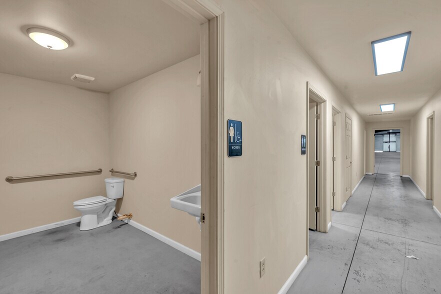 More Photos Of 368 Nike Rd, Jeffersonville Distribution For Sale