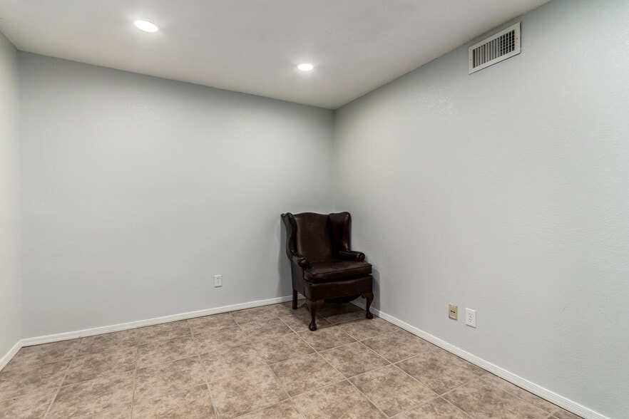 More Photos Of 727 N Swan Rd, Tucson Office For Sale