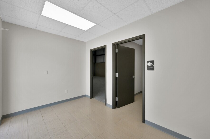 More Photos Of 503 Hufsmith, Tomball Warehouse For Lease