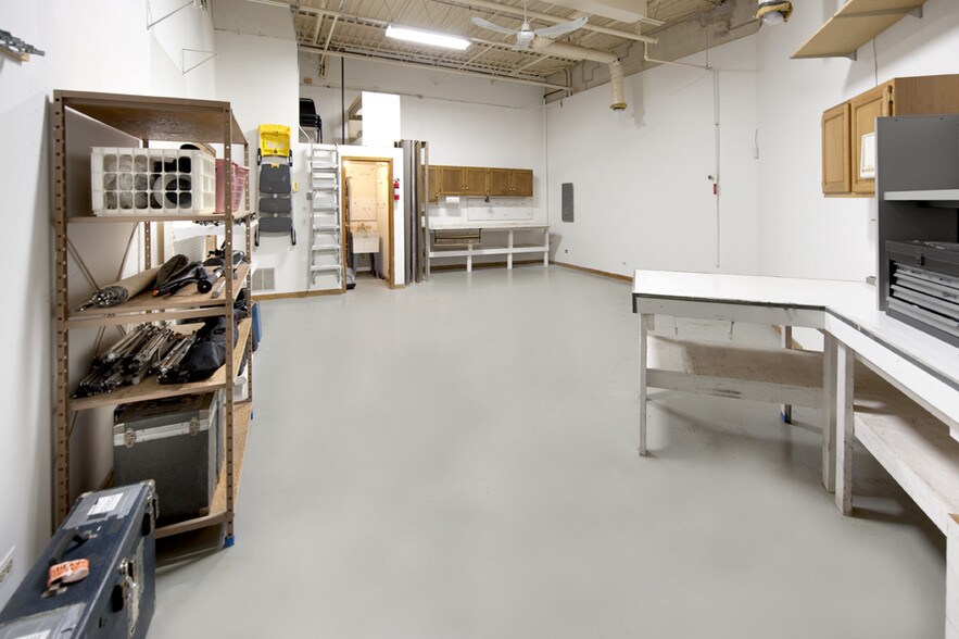 More Photos Of 3885 Industrial Ave, Rolling Meadows Warehouse For Lease