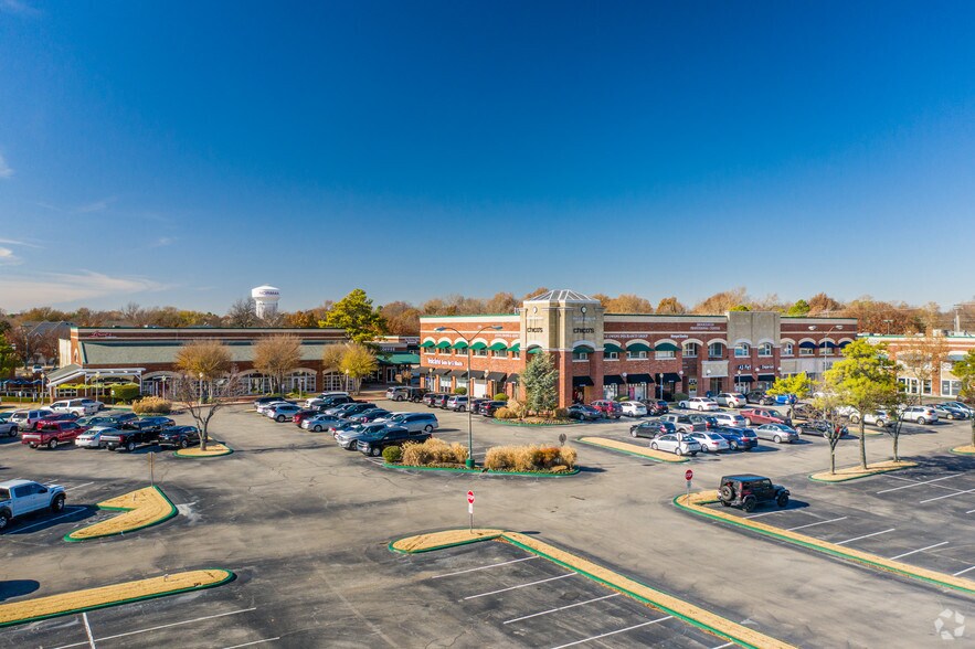 More Photos Of 3770 W Robinson St, Norman Unknown For Lease