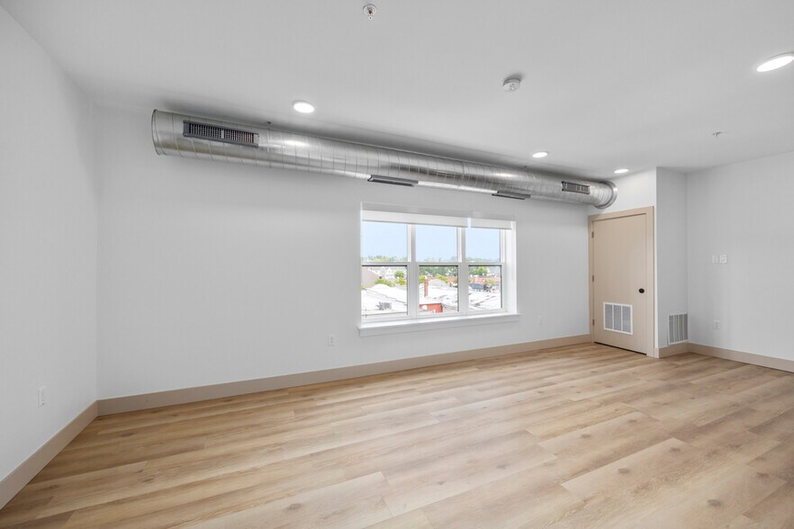 More Photos Of 27 S Squirrel Rd, Auburn Hills Coworking Space