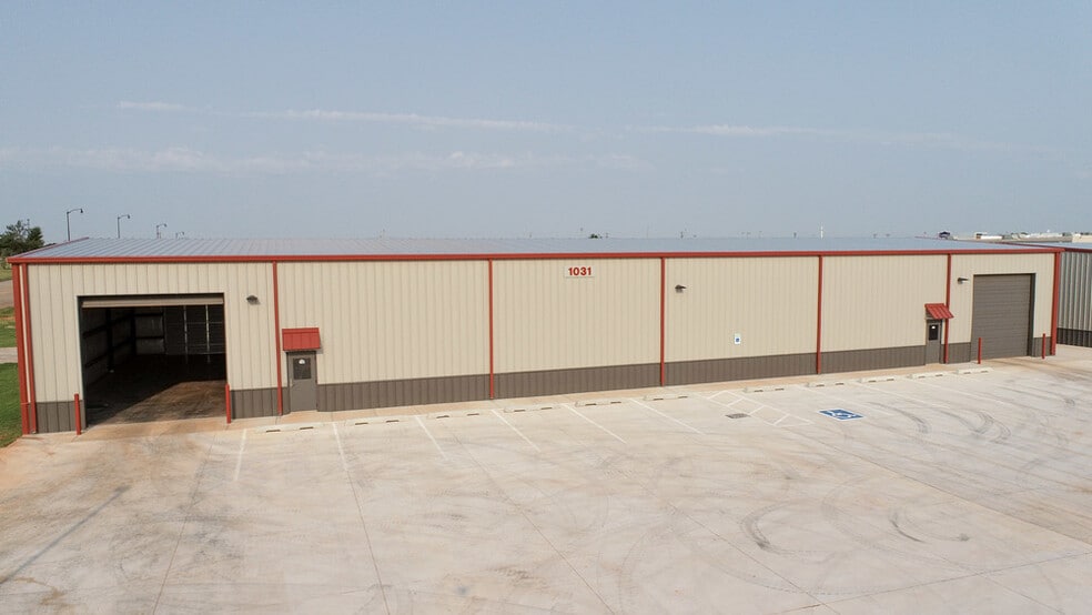 More Photos Of 1031 Thunderbird Lane, Mustang Warehouse For Lease