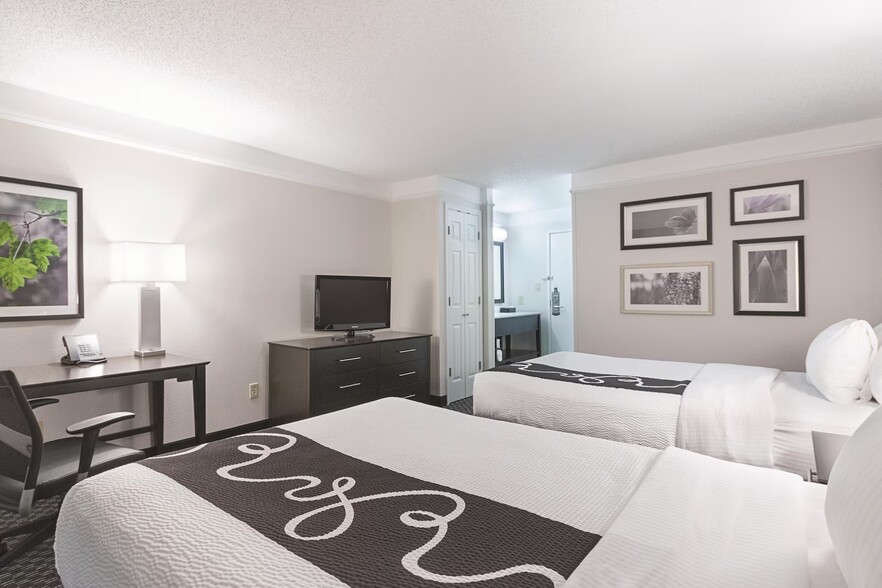 More Photos Of 9009 E Arapahoe Rd, Greenwood Village Hotel For Sale