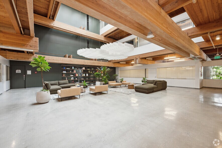 More Photos Of 4444 W Lakeside Dr, Burbank Office For Lease