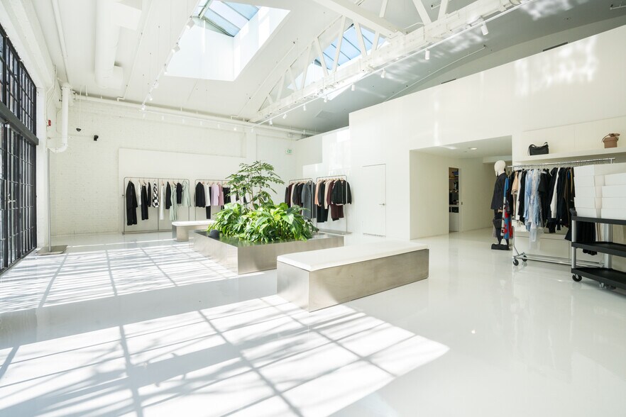 More Photos Of 9970 Santa Monica Blvd, Beverly Hills Storefront For Lease