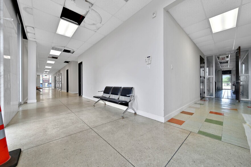 More Photos Of 6430 Hillcroft Ave, Houston Office For Sale