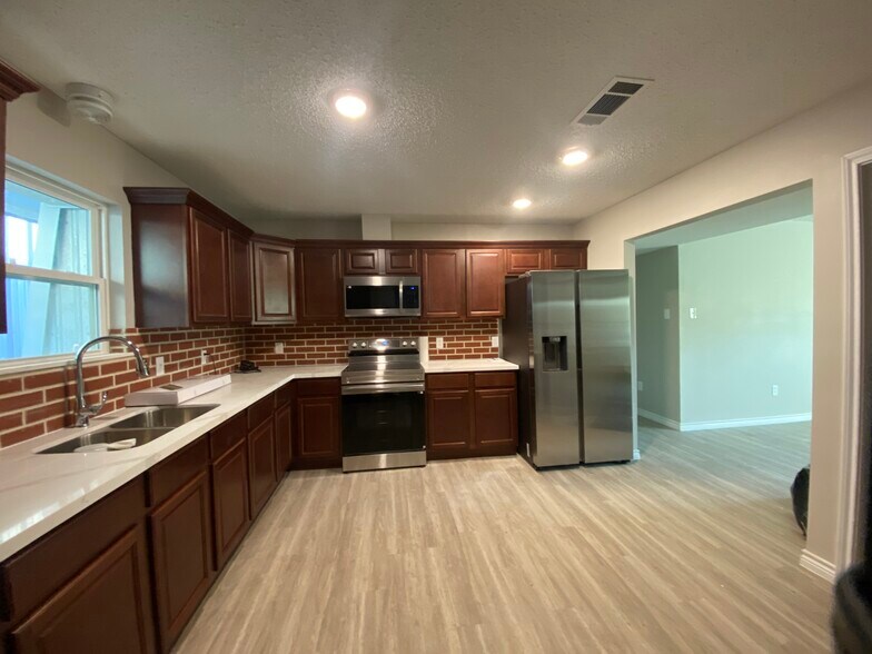 More Photos Of 1173 N Main St, Vidor Office For Lease