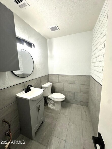 More Photos Of 600 E University Dr, Mesa Medical For Lease