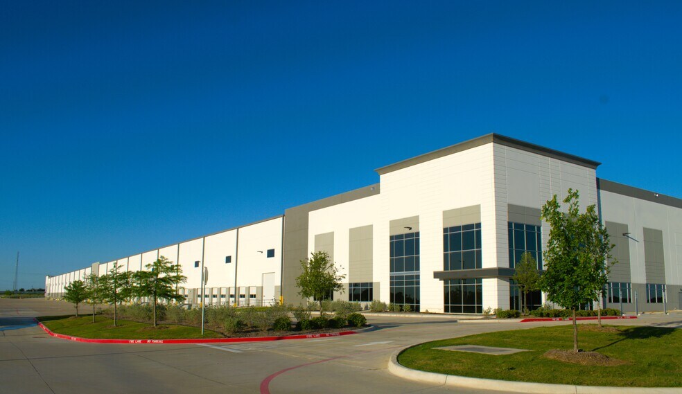 More Photos Of 9401 Hemphill St, Fort Worth Warehouse For Lease