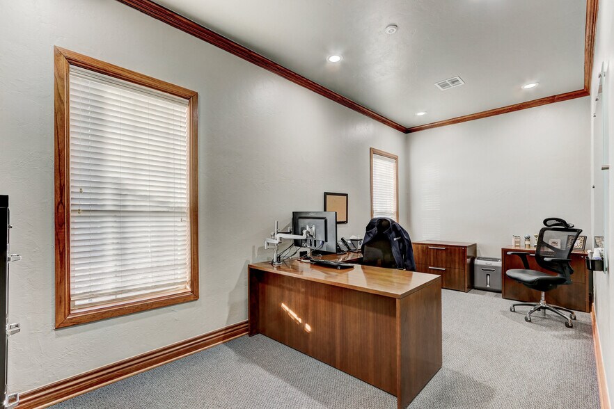 More Photos Of 901-909 Wall St, Norman Office For Sale