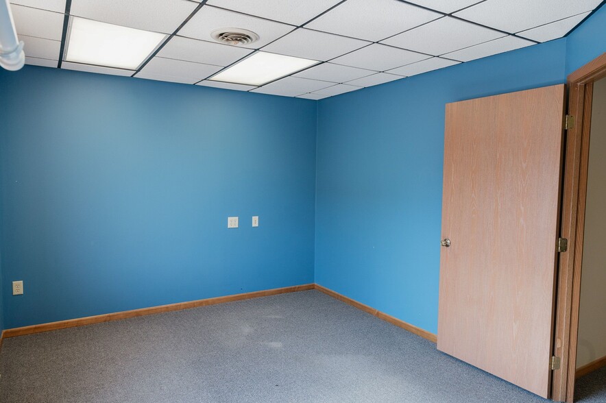 More Photos Of 435 Main St E, Trimont Flex For Sale