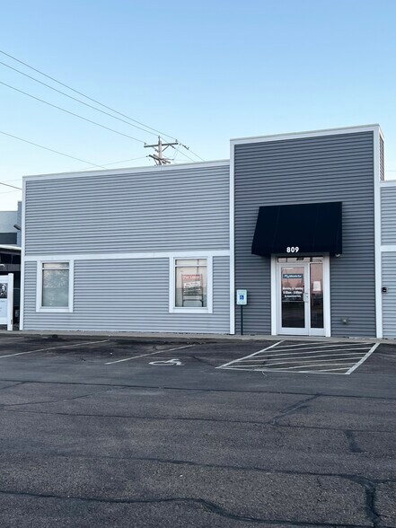 Primary Photo Of 809 Park Ave, Beaver Dam Office For Sale