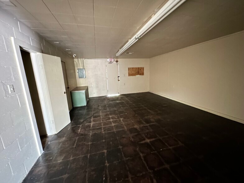 More Photos Of 113 W Main St, Duncan Storefront For Sale