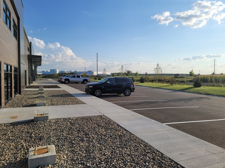 More Photos Of 1021 Elevate Ln, Mankato Light Distribution For Lease