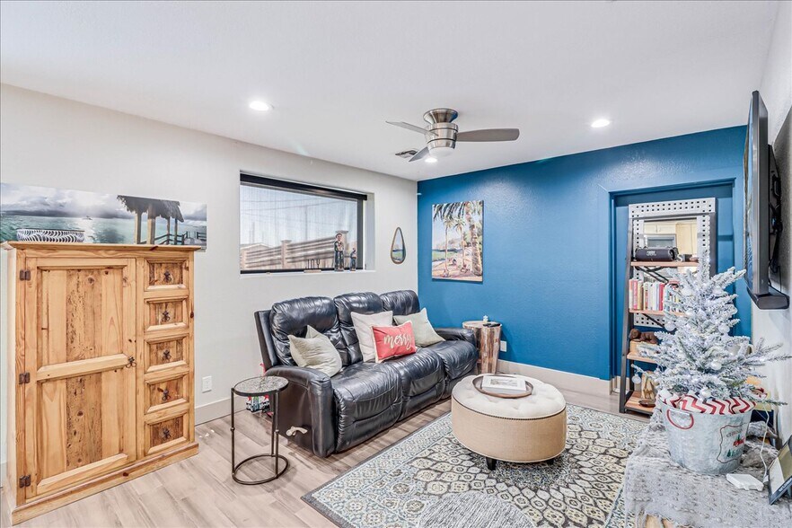 More Photos Of 121 Cut Off Rd, Port Aransas Office Residential For Sale