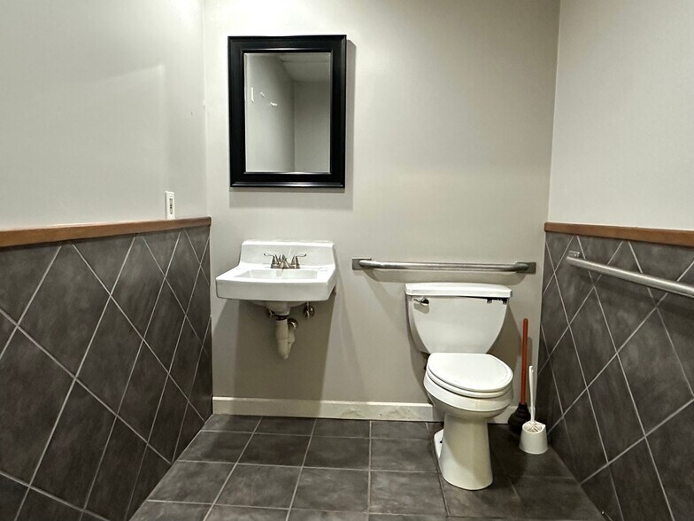 More Photos Of 769-771 N Madison St, Crown Point Service For Lease