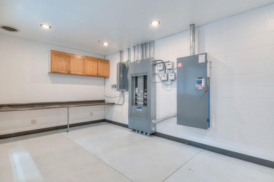 More Photos Of 62958 NE Layton Ave, Bend Light Manufacturing For Sale
