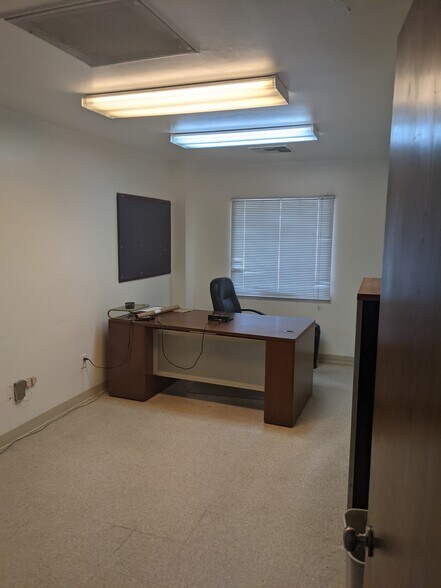 More Photos Of 1537 Kern St, Taft Warehouse For Lease