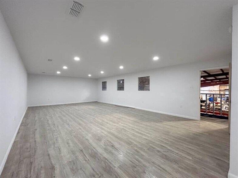 More Photos Of 2919 Santa Rita Ave, Laredo Warehouse For Sale