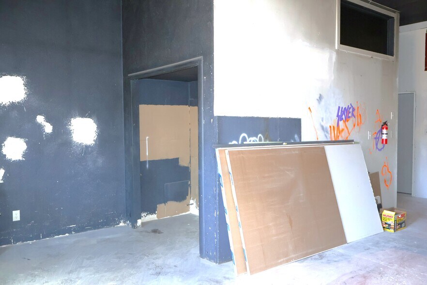 More Photos Of 428 Chama St SE, Albuquerque Flex For Sale
