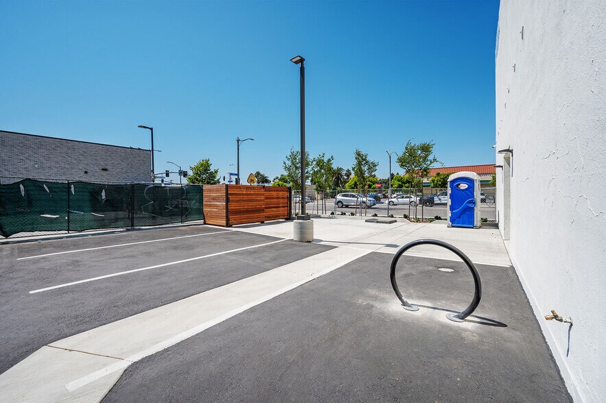 More Photos Of 622-628 E Anaheim St, Long Beach Storefront Retail Office For Sale