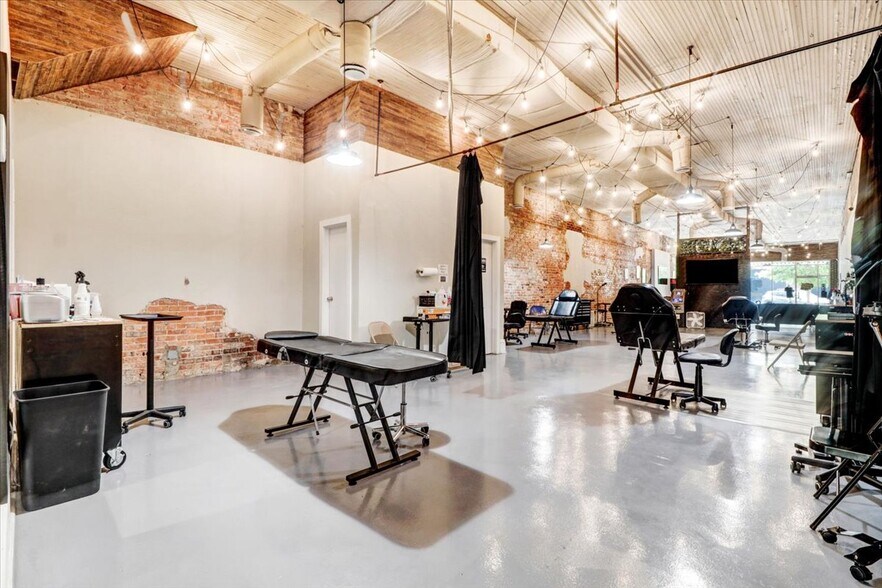 More Photos Of 111 N Queen St, Kinston Storefront For Sale