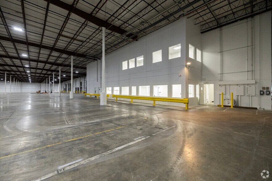 More Photos Of 6708 Harney Rd, Tampa Distribution For Lease