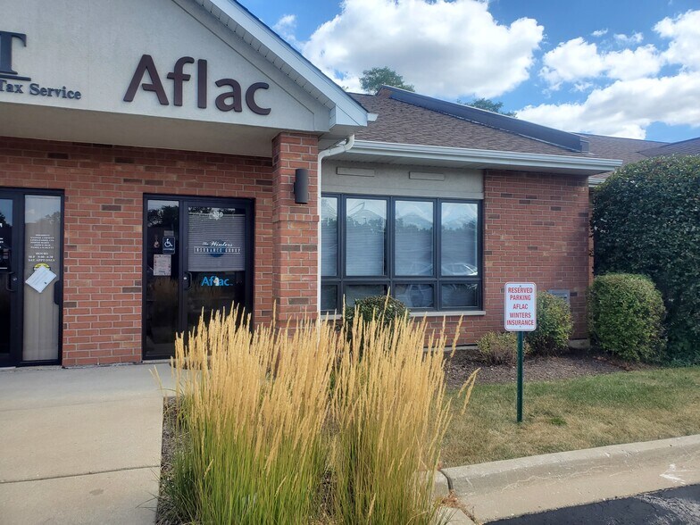 More Photos Of 820 E Terra Cotta Ave, Crystal Lake Office For Sale
