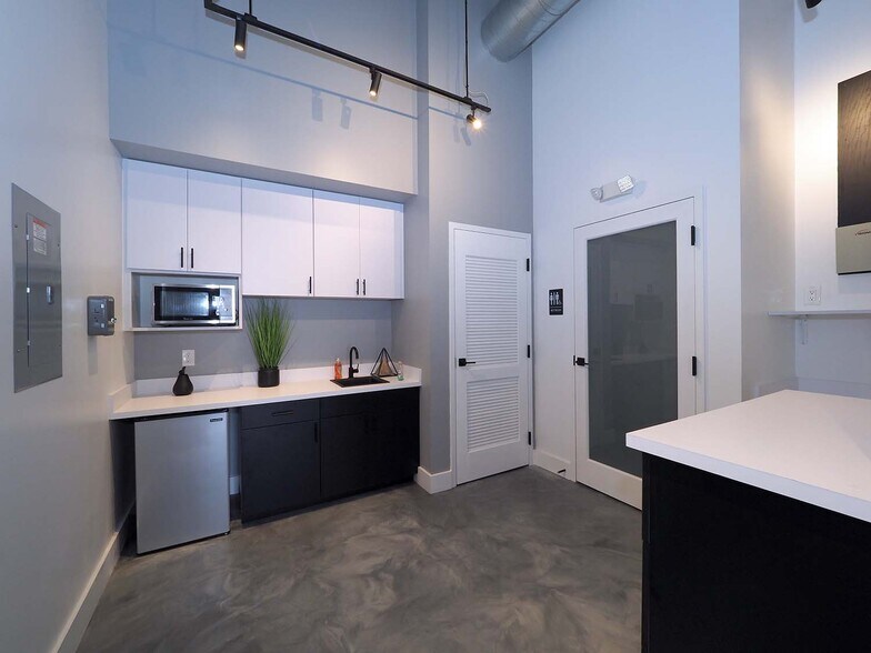 More Photos Of 15900-15998 NW 48th Ave, Miami Gardens Warehouse For Lease