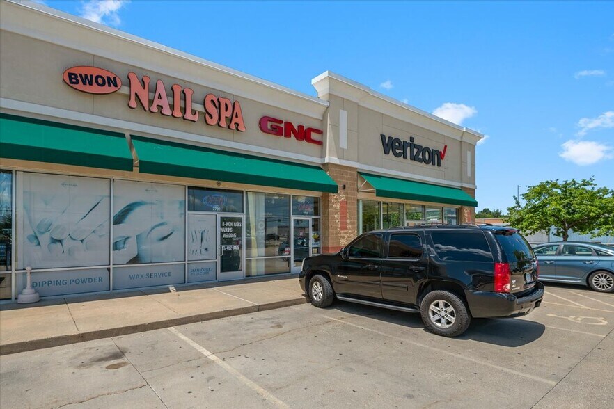 More Photos Of 2701-2711 N Dirksen Pky, Springfield General Retail For Lease